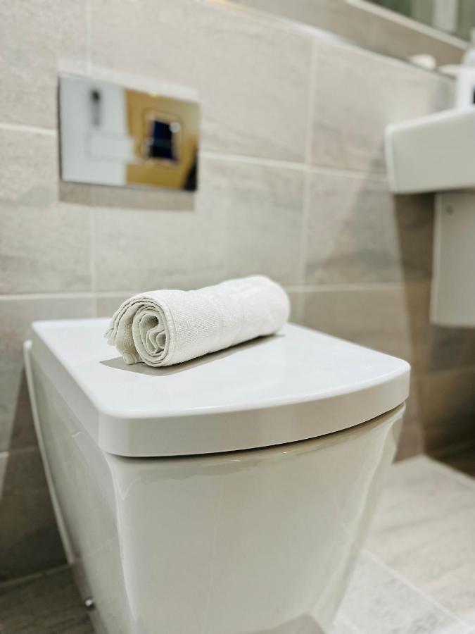Stylish Studio Apartment Near To Old Trafford Stadium แมนเชสเตอร์ ภายนอก รูปภาพ