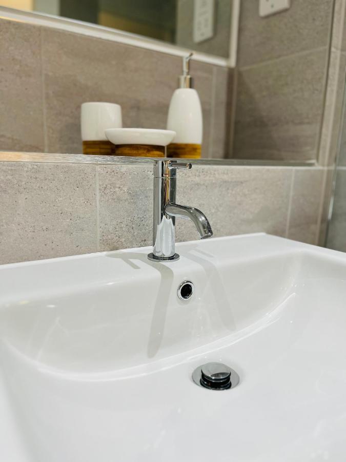 Stylish Studio Apartment Near To Old Trafford Stadium แมนเชสเตอร์ ภายนอก รูปภาพ